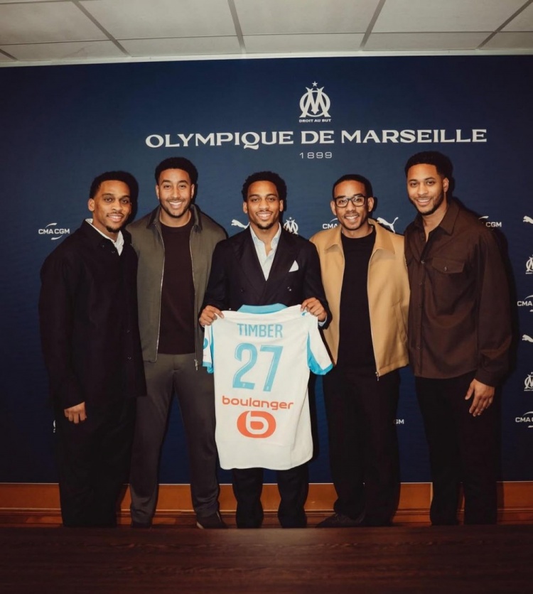 世界杯官方平台-一共五兄弟！朱利安·廷伯参加双胞胎昆滕·廷伯加盟马赛签约仪式